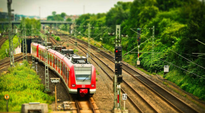 Im IC günstig nach Schwerin – Vier Personen in Zugtoilette