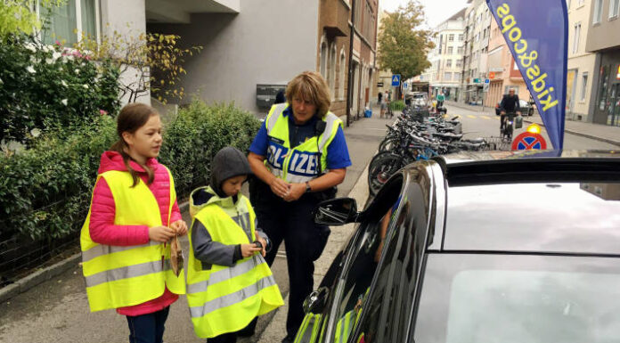 Kontrollen Kanton Basel-Stadt – Aktion «Kids & Cops» – Schulkinder erinnern an das Gebot «Rad steht, Kind geht»