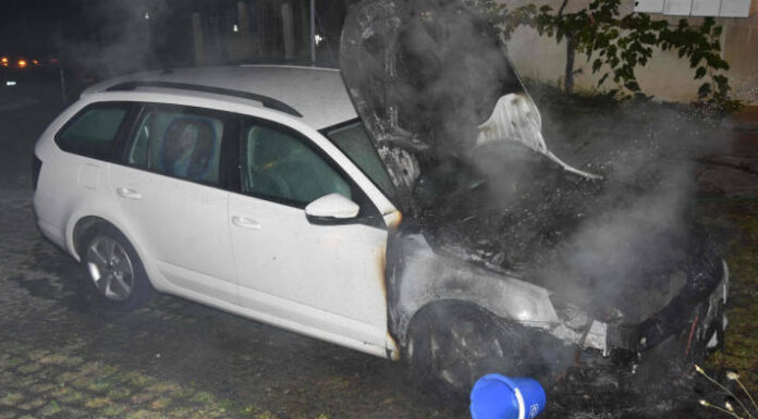 Brand in Uznach SG – Brennendes Auto von Anwohnern gelöscht