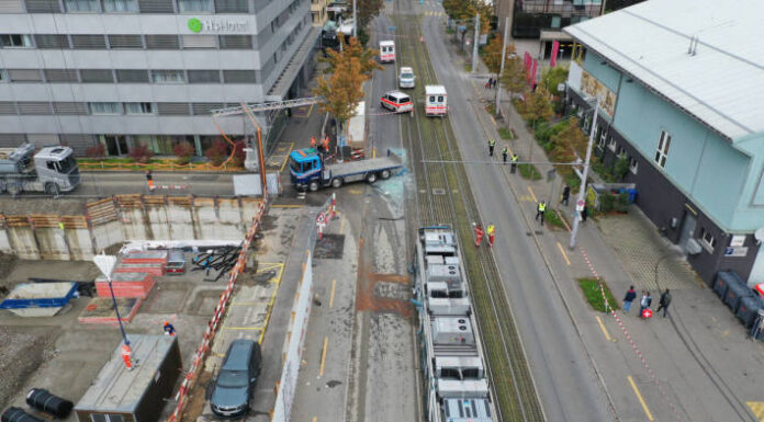 Drama in Zürich – Mehrere Verletzte nach Kollision zwischen Lastwagen und Tram im Kreis 9 – Zeugenaufruf