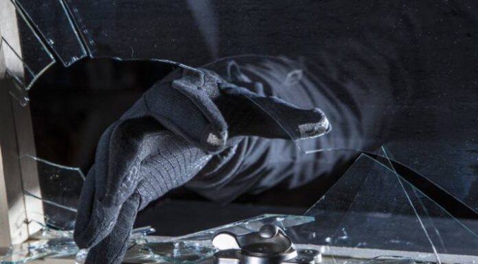 Pforzheim – Täter verletzt sich bei Einbruchsversuch und ruft Polizei um Hilfe