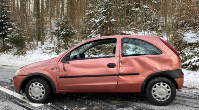 Baar ZG – Kontrolle über Opel Corsa verloren