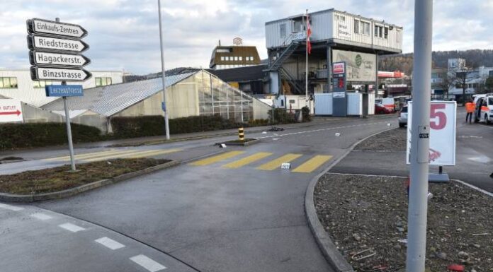 Dietikon ZH – Velofahrer nach Kollision mit Auto schwer verletzt