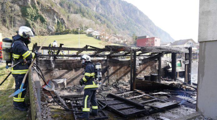 Erstfeld UR – Holzschuppen gerät in Brand