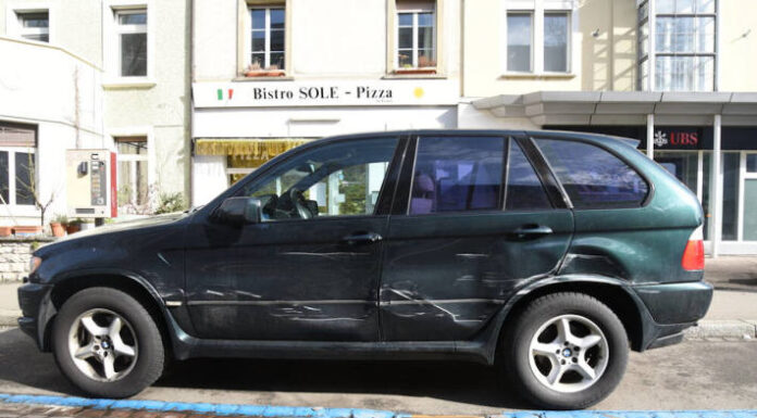 Fahrerflucht in Basel – Parkiertes Fahrzeug massiv beschädigt