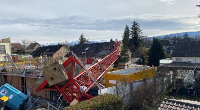 Meilen ZH – Baukran stürzt auf Wohnhaus!