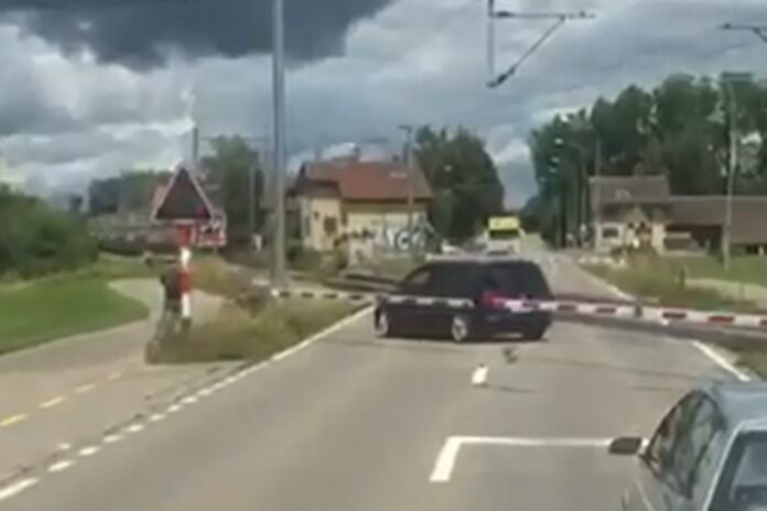 uster-zh-beinahe-kollision-zwischen-auto-und-zug