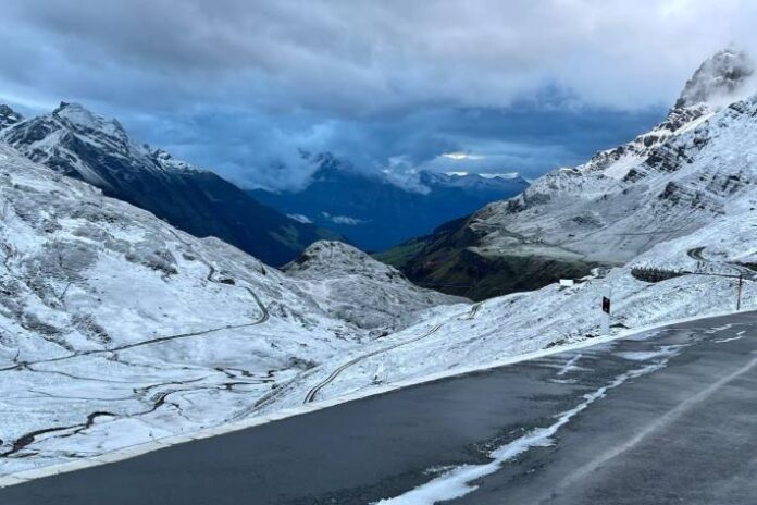zum-teil-schneebedeckte-strassen-in-der-kommenden-nacht