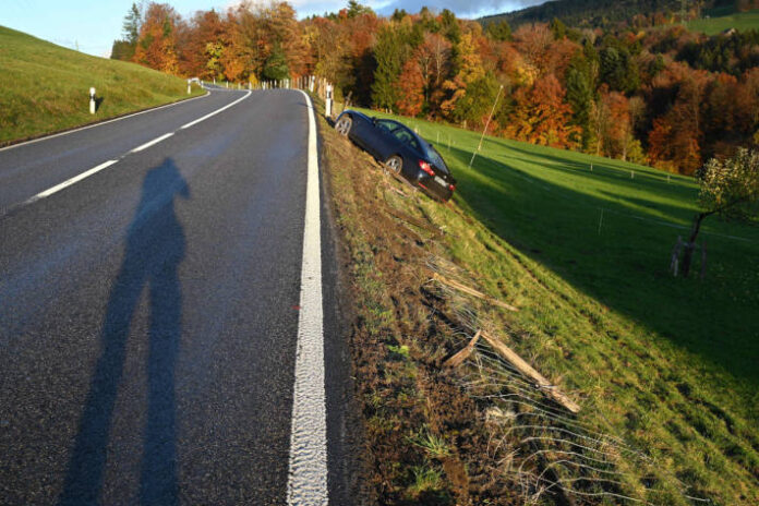 ricken-sg-mann-fhrt-mit-auto-boschung-hinunter