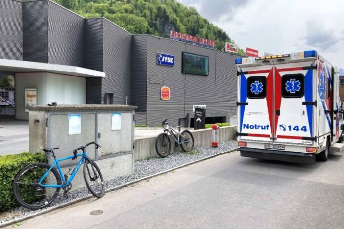 netstal-gl-kollision-zwischen-zwei-velofahrern-endet-mit-einweisung-ins-spital