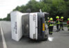 A28 Hatten – Wohnmobil kippt nach Reifenplatzer um