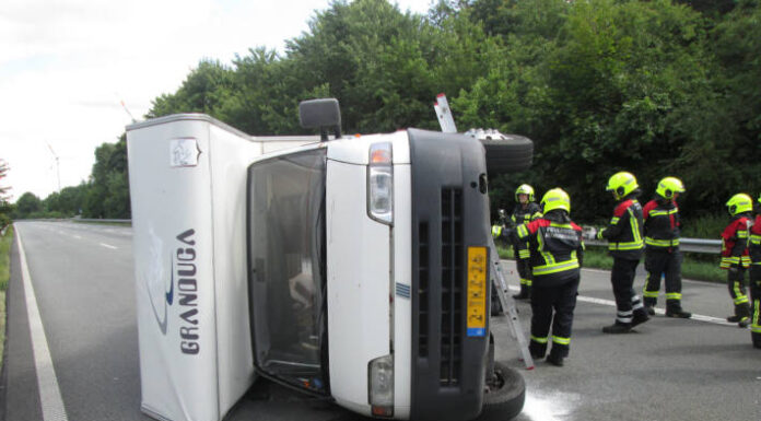 A28 Hatten – Wohnmobil kippt nach Reifenplatzer um