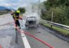 Domat-Ems GR – Fahrzeugbrand auf der A13 verursacht Verkehrsbehinderung