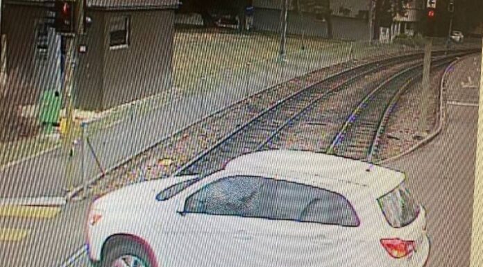 Binningen BL – Tram mit Notbremsung wegen Personenwagen