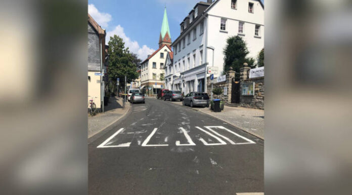 Essen-Werden – Besoffener Mann malt falschen Zebrastreifen auf die Straße