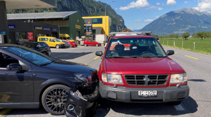 Netstal GL – Kollision zweier Autos an einer Tankstelle