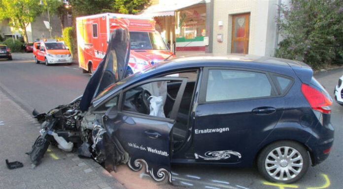 Rösrath – Frontalzusammenstoß mit zwei verletzten Verkehrsteilnehmern