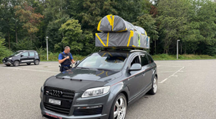 Uster ZH – Verkehrskontrolle eines mit Möbeln beladenen Personenwagens