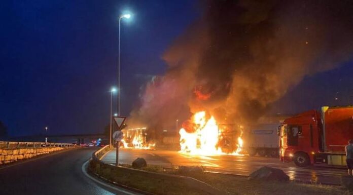 Vollbrand in Pratteln BL – Zwei Lastwagen brennen auf der Autobahnraststätte aus!