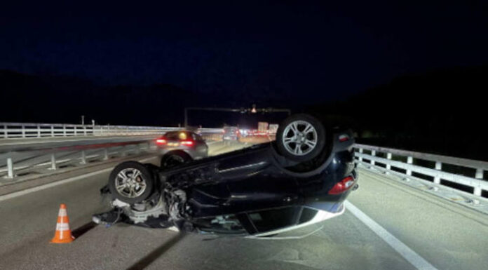 A12 bei Avry-devant-Pont FR – Fahrzeug landet nach Überholmanöver auf dem Dach