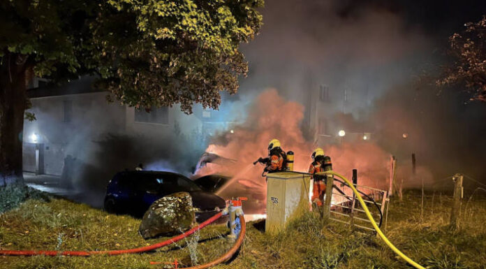 Fällanden ZH – Autobrand fordert hohen Sachschaden