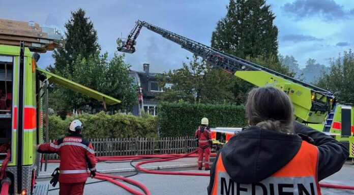 Pfäffikon ZH – Hoher Sachschaden wegen Brand eines Dachstocks