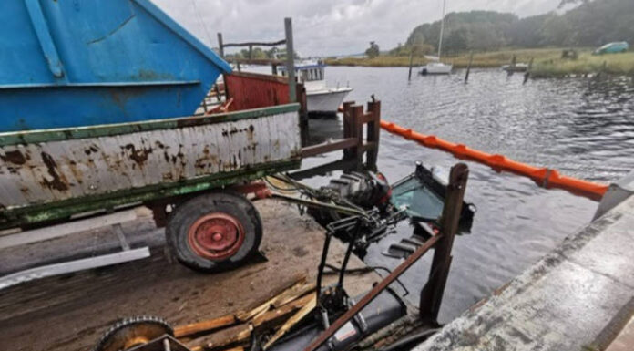 Schaprode (Rügen) – Traktor im Hafenbecken – Wasserschutzpolizei und Bergungsunternehmen im Einsatz