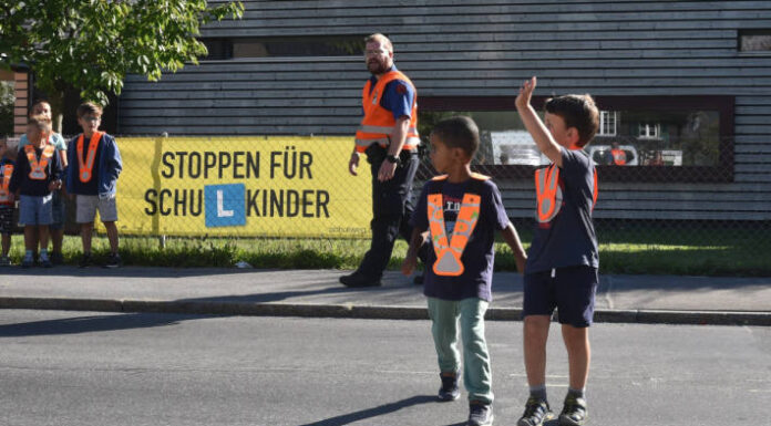 Schulbeginn im Kanton Glarus – Kantonspolizei wirkt präventiv bei Schulhäusern und Kindergärten