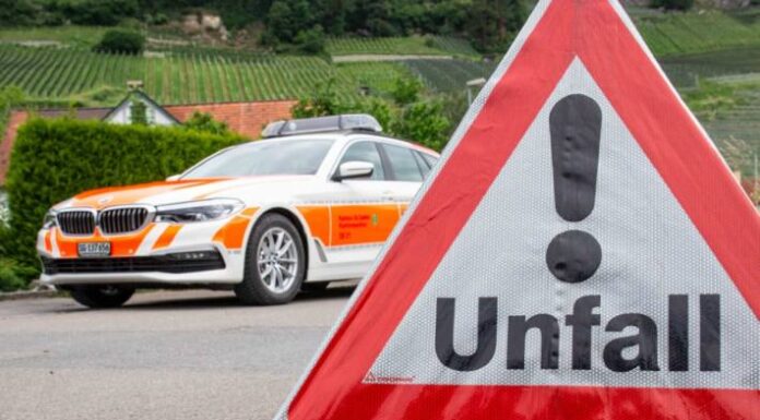 Wittenbach SG – Lieferwagen prallt in Strommast