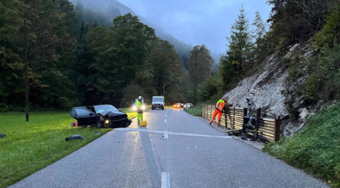 Beinwil SO – Auto kommt von Fahrbahn ab und kollidiert mit Palisadenwand