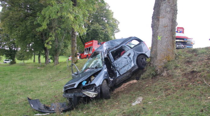 Lajoux JU – Zu schnell unterwegs und gegen Baum gekracht