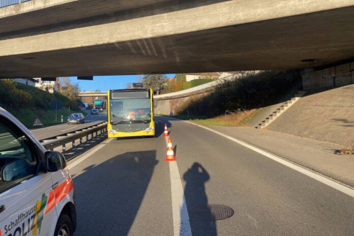 stadt-schaffhausen-falschfahrt-mit-gelenkbus-auf-der-a4