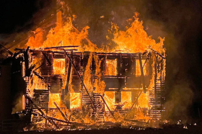 stadt-luzern-altes-bauernhaus-bei-brand-vollstndig-zerstort