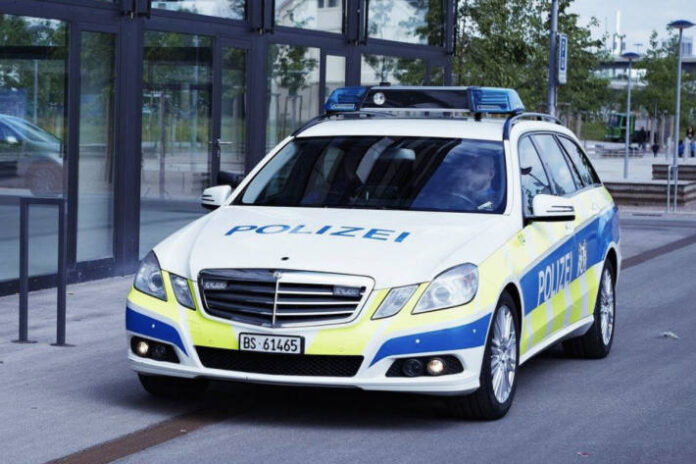 stadt-basel-lieferwagen-touchiert-2-e-bikes-auf-dem-radstreifen-und-fluchtet