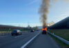 A14 Baar ZG: Fahrzeugbrand im Morgenverkehr auf der Autobahn