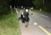 Gutenswil ZH – Rollerfahrer mit Mitfahrerin im Wiesland gelandet