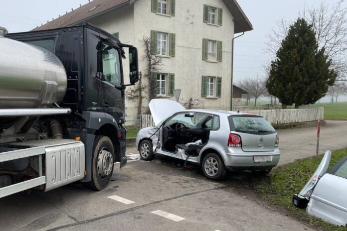 wngi-tg-kollision-zwischen-lastwagen-und-auto