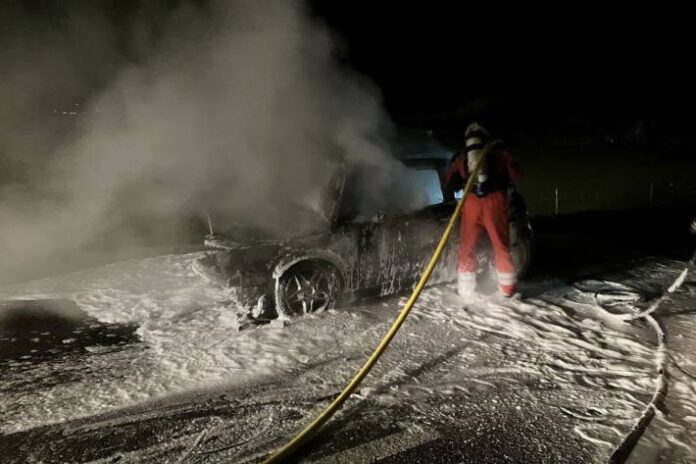 mollis-gl-vollbrand-auf-dem-autobahnzubringer