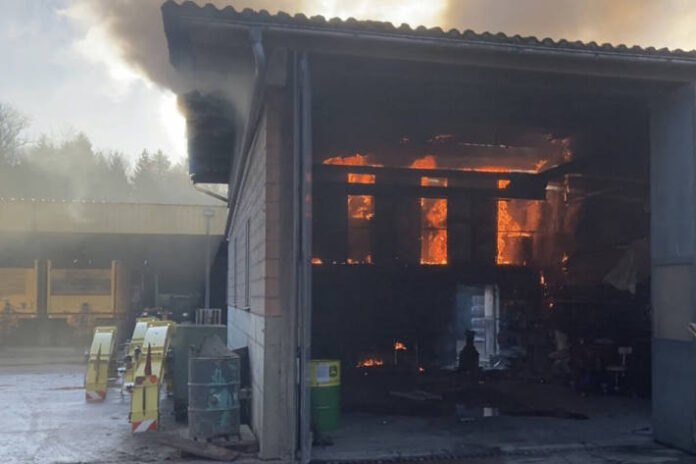 scheuren-be-werkstatt-eines-bauernhauses-in-brand-geraten
