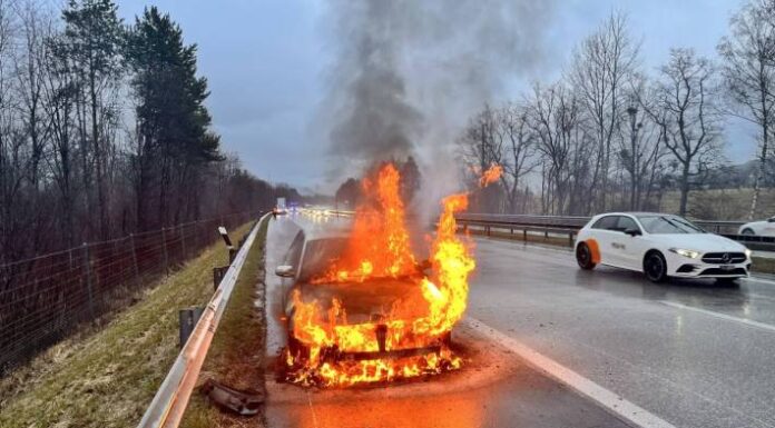 Haag SG – Brand von Auto auf Autobahn