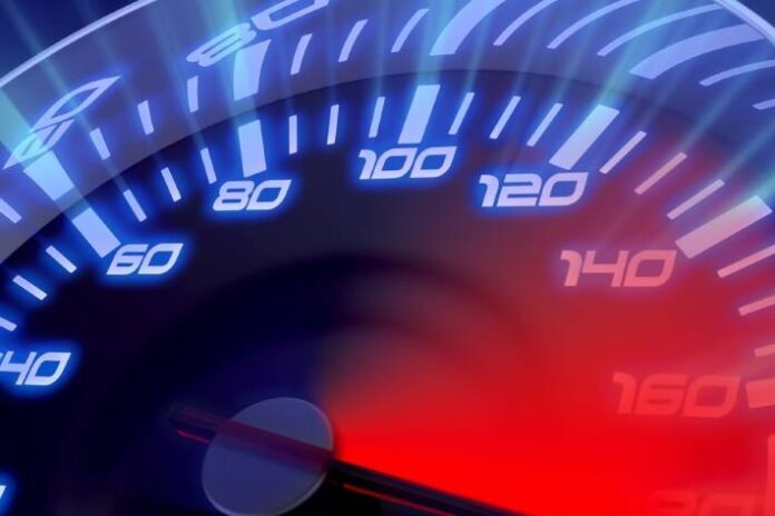 raser-in-gwatt-be-autofahrer-mit-115km-h-in-50er-zone-gemessen-und-angehalten