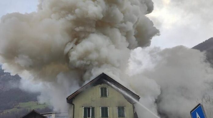 Flüelen UR – Mehrfamilienhaus in Vollbrand – Axenstrasse gesperrt