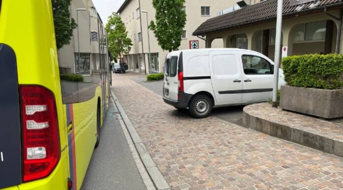 Eschen FL – Auto fuhr gegen Linienbus