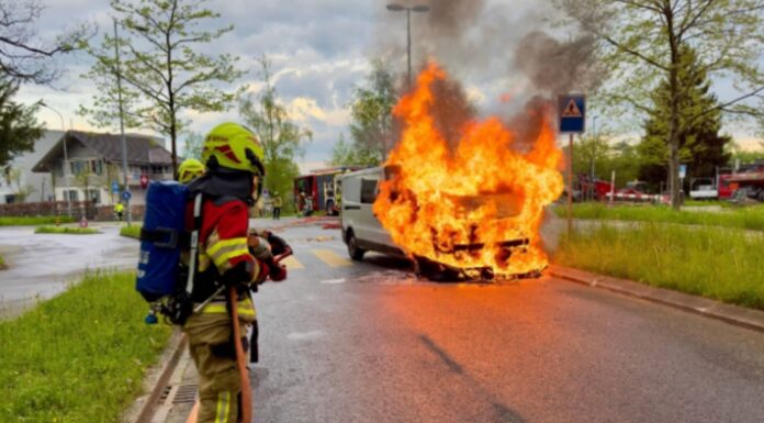 Kanton Zug – Vier Personen bei sieben Unfällen verletzt – Lieferwagen in Brand geraten
