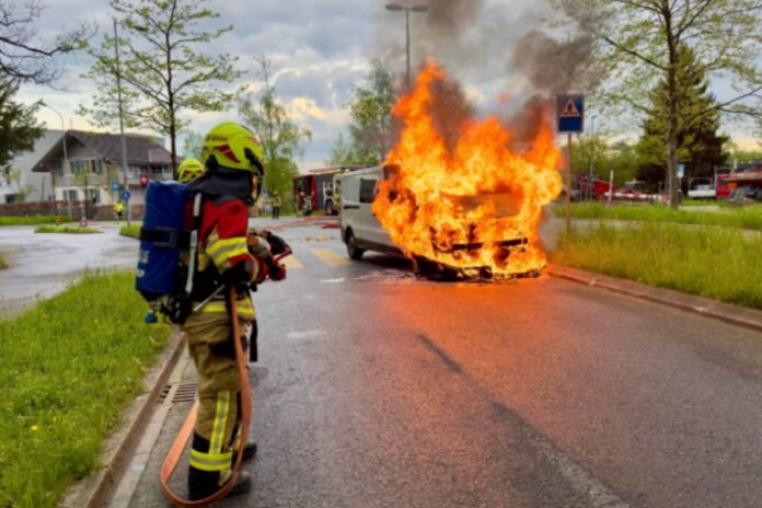kanton-zug-vier-personen-bei-sieben-unfllen-verletzt-lieferwagen-in-brand-geraten