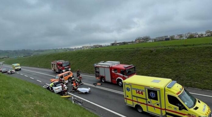 La Tour-de-Trême FR – Zwei Personen bei heftiger Frontalkollision verletzt