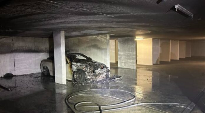 Hunzenschwil AG – Mercedes brennt in Tiefgarage aus